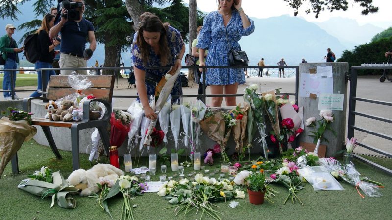 Ganz Frankreich ist geschockt - in Annecy selbst äußern Menschen ihr Mitgefühl durch Blumen am Tatort.