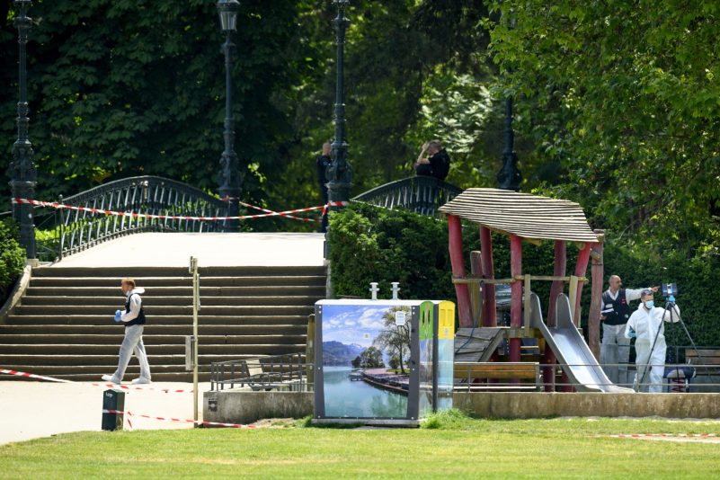 Polizisten ermitteln am Tatort nach einem Messerangriff in einem Park in Annecy.