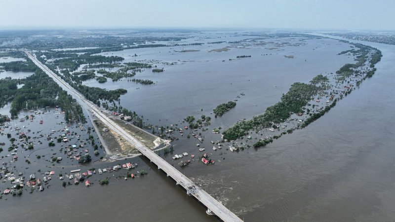 Die Zerstörung des Kachowka-Damms im Süden der Ukraine beeinträchtigt die Trinkwasserversorgung, die Lebensmittelversorgung und die Ökosysteme, die bis zum Schwarzen Meer reichen.