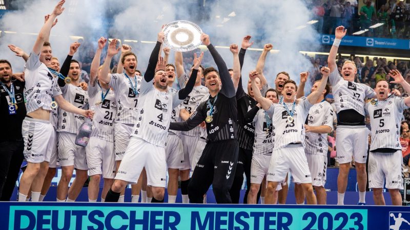 Die Kieler Spieler feiern die Deutsche Meisterschaft 2023.