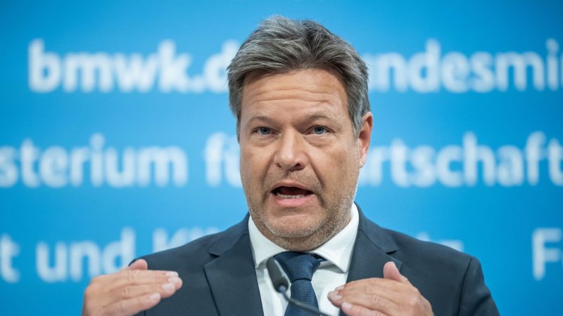 Bundeswirtschaftsminister Habeck nimmt an einem Pressestatement zum Förderprogramm für Klimaschutzverträge teil.