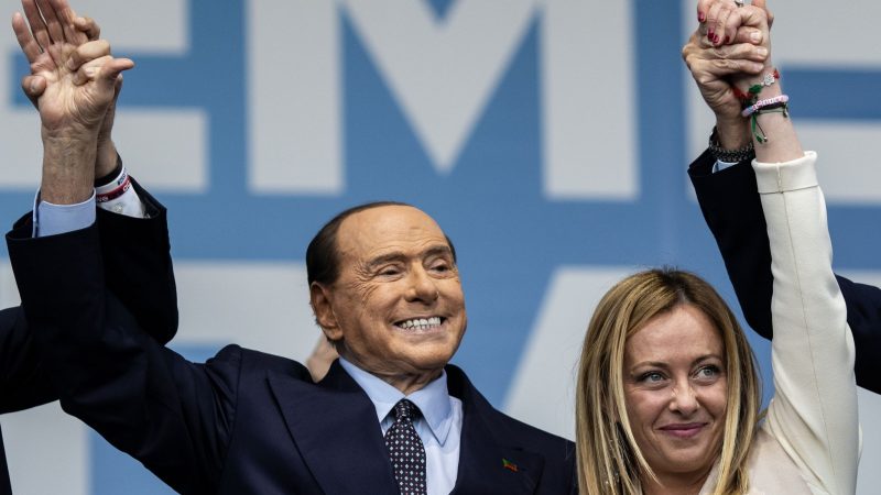 Silvio Berlusconi, damaliger Forza-Italia-Chef, und Giorgia Meloni, die Vorsitzende der rechtsextremen Partei Fratelli d'Italia (Brüder Italiens), bei einer Wahlkampfveranstaltung.