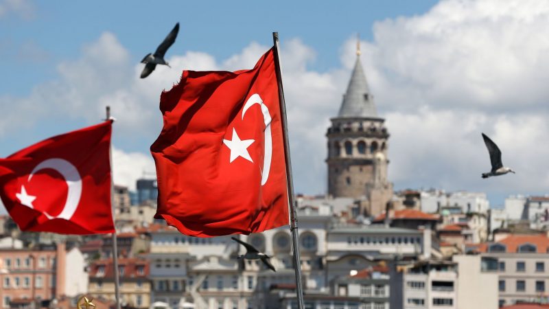 Türkische Flaggen wehen in Istanbul. Der Leitindex ISE 100 ist auf ein Rekordhoch geklettert, doch die Geldentwertung geht weiter.