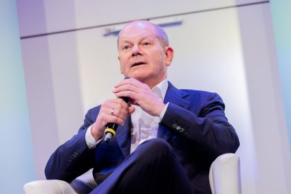 Scholz findet Klebe-Aktionen weiterhin „bekloppt“