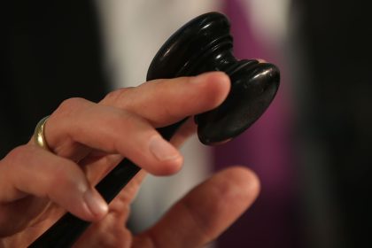 Mann tötet unheilbar kranke Frau: Französisches Gericht spricht 78-Jährigen frei