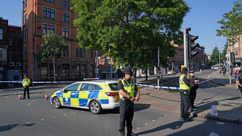 Polizisten sperren eine Kreuzung im Zentrum der englischen Stadt Nottingham.
