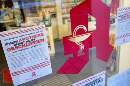 Plakate mit Infos zum bundesweiten Protesttag der Apotheken hängen im Schaufenster von einer Apotheke.