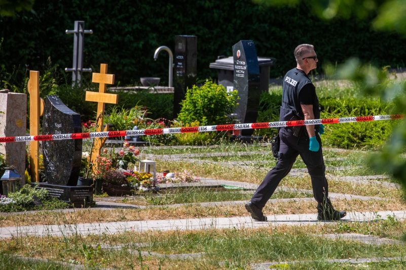 Die Polizei am Tatort auf einem Friedhof.