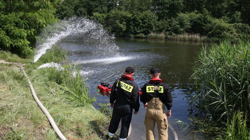 Feuerwehrleute pumpen Wasser zur Anreicherung von Sauerstoff in den Gleiwitzer Kanal, um das Algenwachstum zu verhindern.