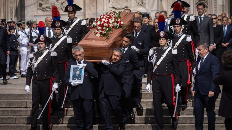 Der Sarg des ehemaligen italienischen Ministerpräsidenten Berlusconi wird während seines Staatsbegräbnisses aus dem Dom von Mailand getragen.