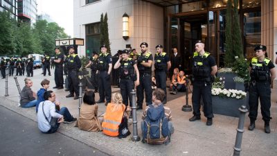 Berlin: Klimaaktivisten blockieren Haupteingang eines Luxushotels