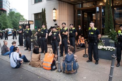 Berlin: Klimaaktivisten blockieren Haupteingang eines Luxushotels