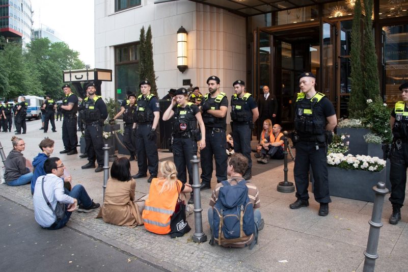 Polizeieinsatz am Haupteingang des Hotels Ritz-Carlton in Berlin, wo eine Protestaktion von Klima-Demonstranten stattfindet.