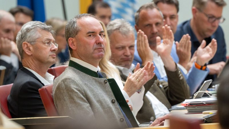Die Opposition im bayerischen Landtag fordert den Rausschmiss von Hubert Aiwanger (M, Freie Wähler).