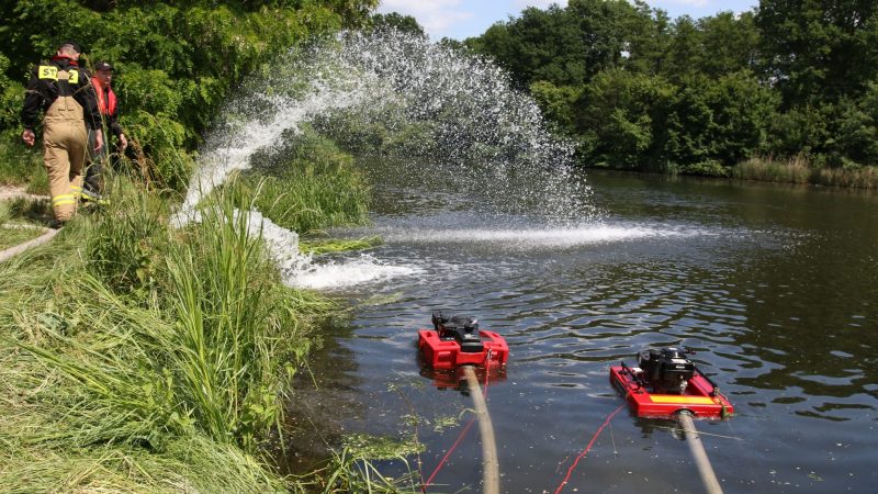 Feuerwehrleute pumpen Sauerstoff in den Gleiwitzer Kanal, um das Algenwachstum zu verhindern.