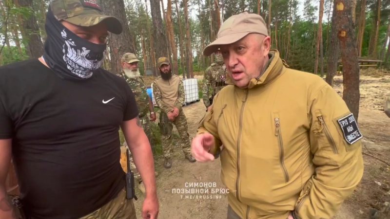 Jewgeni Prigoschin (r.) im an einem ungenannten Ort im Gespräch mit einem seiner Soldaten.