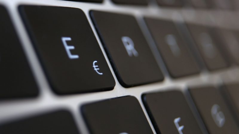 Die EU-Kommission will künftig neben Euro-Münzen und -Scheinen auch einen digitalen Euro zur Bezahlung ermöglichen.