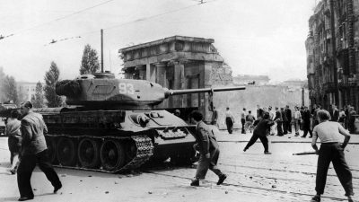 Demonstranten werfen am 17. Juni 1953 in Berlin mit Steinen auf sowjetische Panzer.