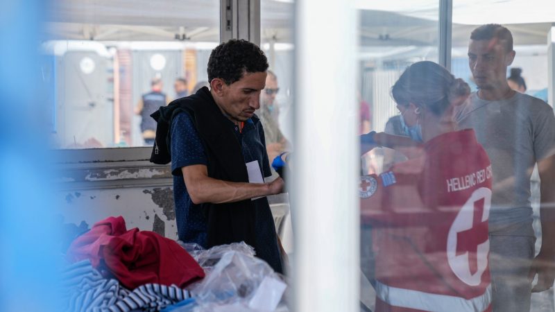Das griechische Rote Kreuz in Kalamata hilft einem Überlebenden nach dem Bootsunglück.