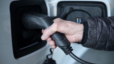 Die Bundesnetzagentur schlägt vor, dass bei einer drohenden Netzüberlastung der Strombezug etwa zum Laden eines E-Autos vorübergehend gedrosselt werden darf.
