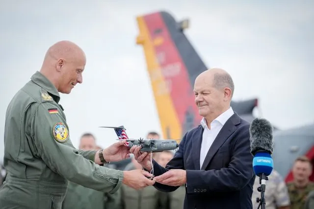 Ingo Gerhartz, Inspekteur der Luftwaffe, überreicht dem Bundeskanzler Olaf Scholz auf dem Luftwaffenstützpunkt Jagel in&nbsp;Schleswig-Holstein ein Modell des Airbus A400M. Scholz ist anlässlich des Luftwaffen-Manövers «Air Defender 2023» zu Besuch.