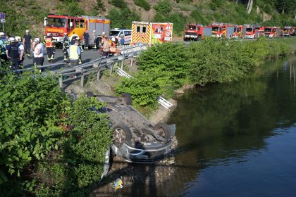 Auto fährt in Fluss – Angler rettet zwei Frauen