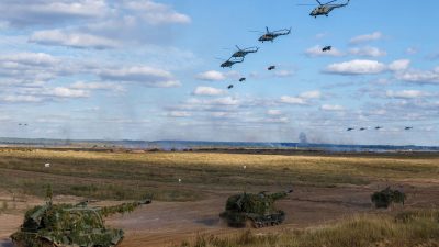 Gemeinsame strategischee Übung der Streitkräfte von Russland und Belarus im September 2021 auf dem russischen Truppenübungsplatz Mulino unter Beteiligung zahlreicher Hubschrauber.