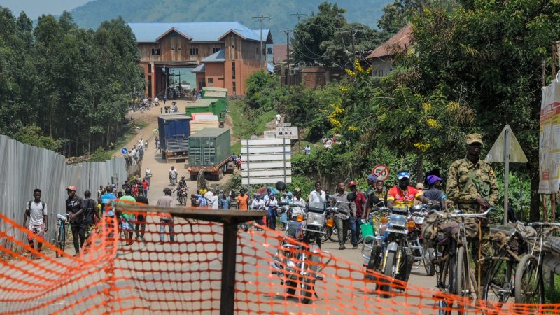 Straße zum ugandischen Grenzübergang Mpondwe, an dem es zum Kongo geht.