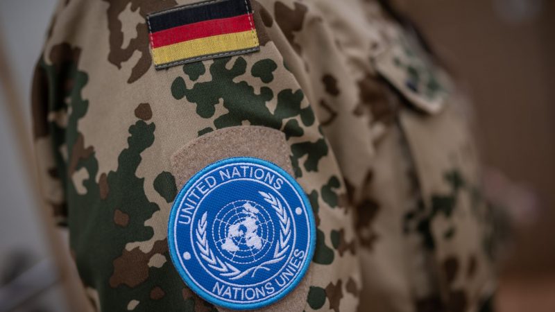 Das Schulterabzeichen der Minusma-Friedensmission an der Uniform eines Bundeswehr-Soldaten im Camp Castor in Gao (Archivbild).