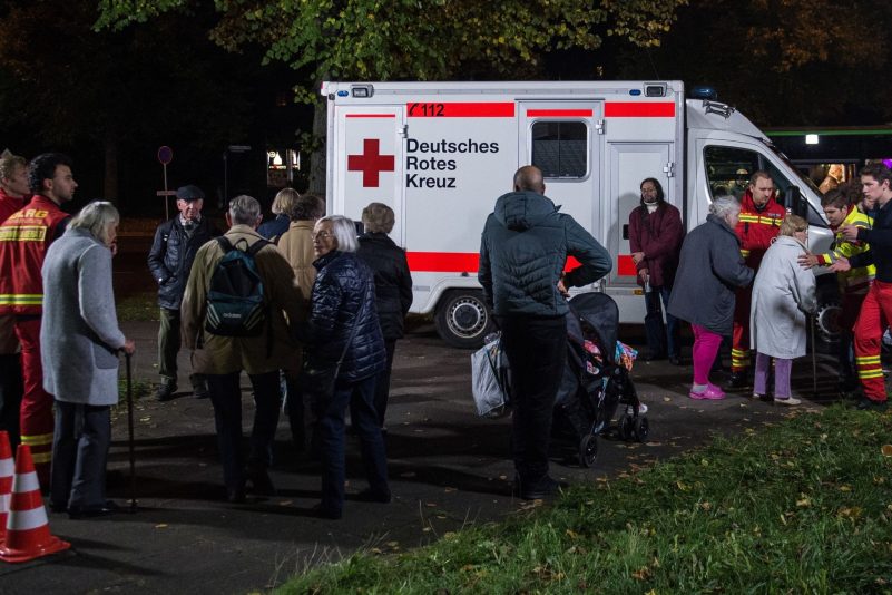 Evakuierte Personen verlassen nach der Entschärfung einer Fliegerbombe aus dem Zweiten Weltkrieg die Herschelschule in Hannover (2017). (Archivbild)