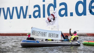 Blockade durch Klimaaktivisten: Kreuzfahrtschiff startet nach Verspätung