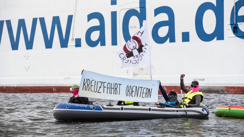 Blockade durch Klimaaktivisten: Kreuzfahrtschiff startet nach Verspätung