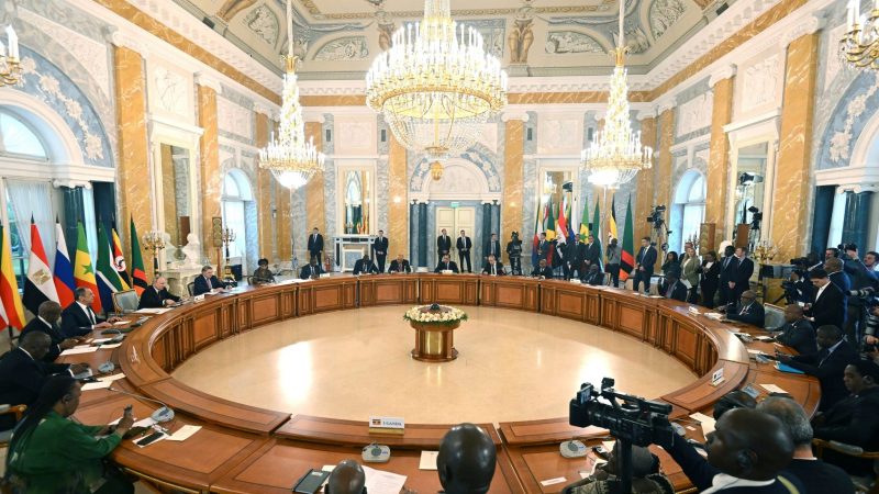 Präsident Putin (l) konferiert mit den Vertretern mehrerer afrikanischer Staaten in St. Petersburg.
