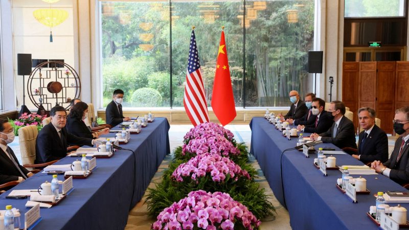 US-Außenminister Antony Blinken (r) und sein chinesischer Amtskollege Qin Gang (l) sitzen sich mit ihren Delegationen im Pekinger Staatsgästehaus Diaoyutai gegenüber.