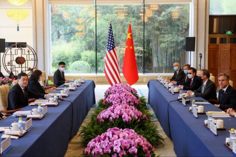 US-Außenminister Antony Blinken (r) und sein chinesischer Amtskollege Qin Gang (l) sitzen sich mit ihren Delegationen im Pekinger Staatsgästehaus Diaoyutai gegenüber.