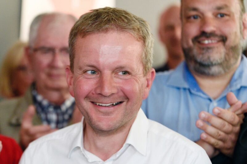 Rico Badenschier freut sich mit Mecklenburg-Vorpommerns Ministerpräsidentin Manuela Schwesig (l) über seinen Sieg bei der Oberbürgermeister-Wahl in Schwerin.