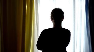 Eine junge Frau in einem Frauenhaus: Bundesinnenministerin Nancy Faeser appelliert an Opfer häuslicher Gewalt, die Taten anzuzeigen.