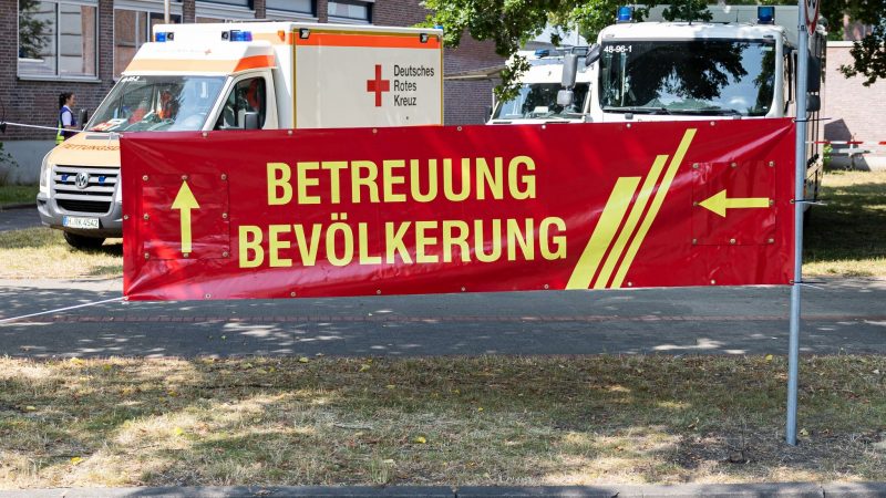 Ein Banner mit der Aufschrift «Betreuung Bevölkerung» hängt vor der Evakuierungsunterkunft in Hannovers  Herschelschule.
