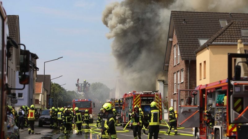 Rauch und Flammen schlagen aus dem Motorradladen in Sankt Augustin.