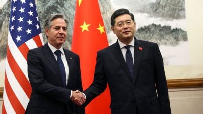 US-Außenminister Antony Blinken (l) trifft den chinesischen Außenminister Qin Gang in Peking.
