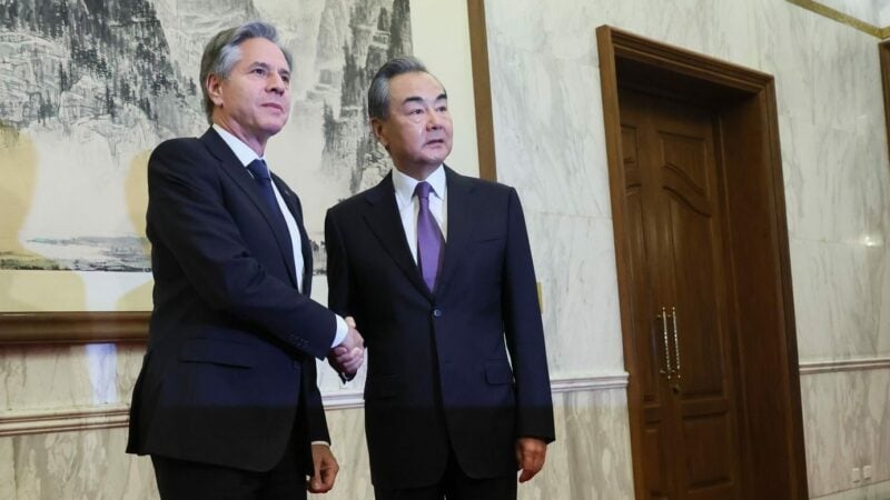 Chinas oberster Außenpolitiker Wang Yi (r) begrüßt US-Außenminister Antony Blinken in Peking.