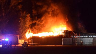 Millionenschaden: Brand in Lagerhalle mit Flugzeugen