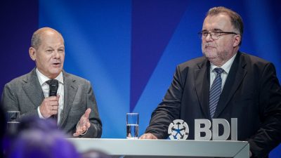 Bundeskanzler Olaf Scholz (SPD) und BDI-Präsident Siegfried Russwurm nehmen am BDI-Tag der deutschen Industrie teil.