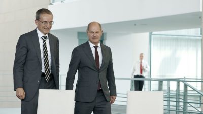Intel-CEO Pat Gelsinger und Bundeskanzler Olaf Scholz (SPD) kommen zu der Unterzeichnung einer Vereinbarung zwischen der Bundesregierung und Intel im Bundeskanzleramt.