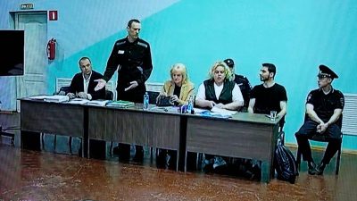 Der Prozess gegen Alexej Nawalny (2.v.l) findet unter Ausschluss der Öffentlichkeit statt.