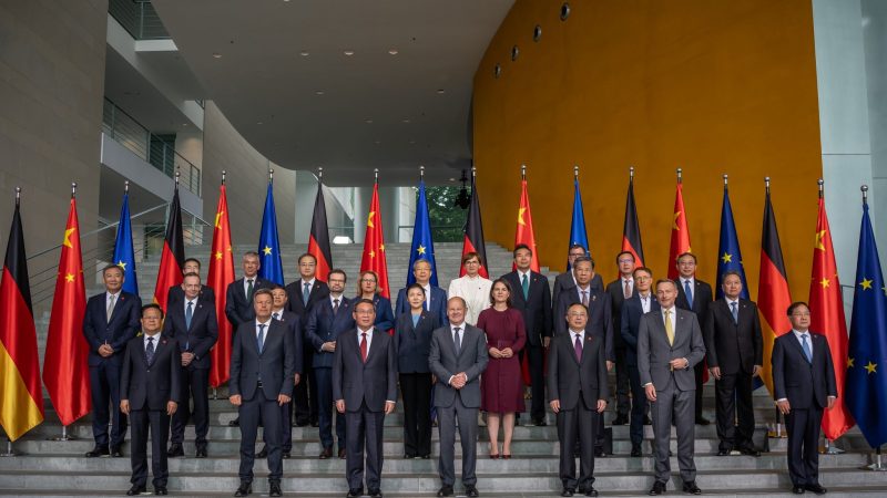 Bundeskanzler Olaf Scholz (Mitte r) und der chinesische Ministerpräsident Li Qiang (Mitte l) beim Gruppenbild mit den Kabinettsmitgliedern.