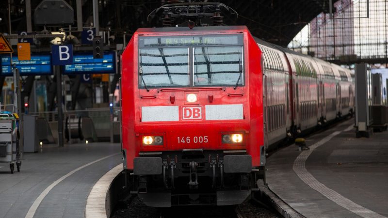 Ein Regionalzug fährt in den Kölner Hauptbahnhof ein.
