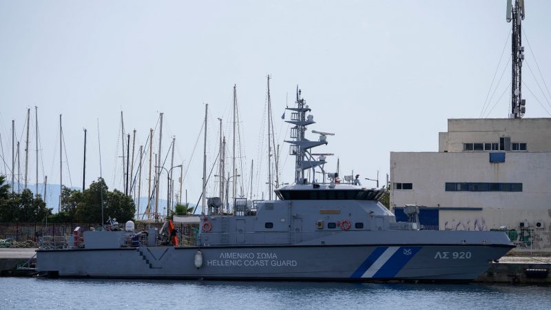 Ein Schiff der griechischen Küstenwache liegt im Hafen von Kalamata. In der Stadt wurde nach einem schweren Bootsunglück über das weitere Vorgehen mit den mutmaßlichen Schleusern entschieden.