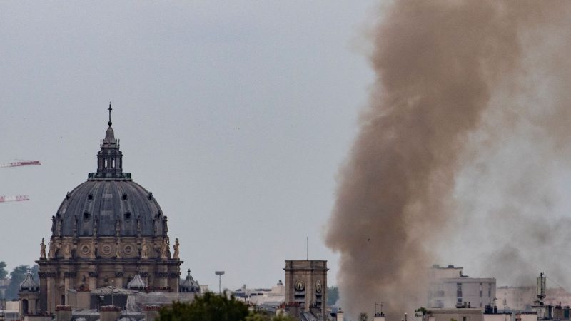 Rauch steigt aus einem Gebäude am Place Alphonse-Laveran in der Nähe des Doms des Val de Grace (l) in Paris auf.