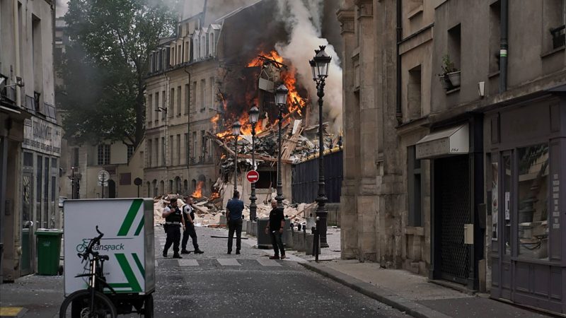 Nach einer Gasexplosion sind im Zentrum der französischen Hauptstadt mehrere Gebäude in Brand geraten.